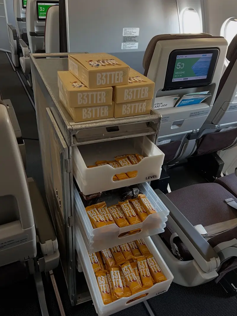 Carrito de avión lleno de productos de B3TTER.