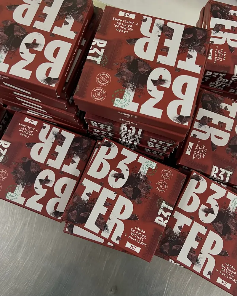 Cajas de B3TTER de cacao, dátiles y avellanas.