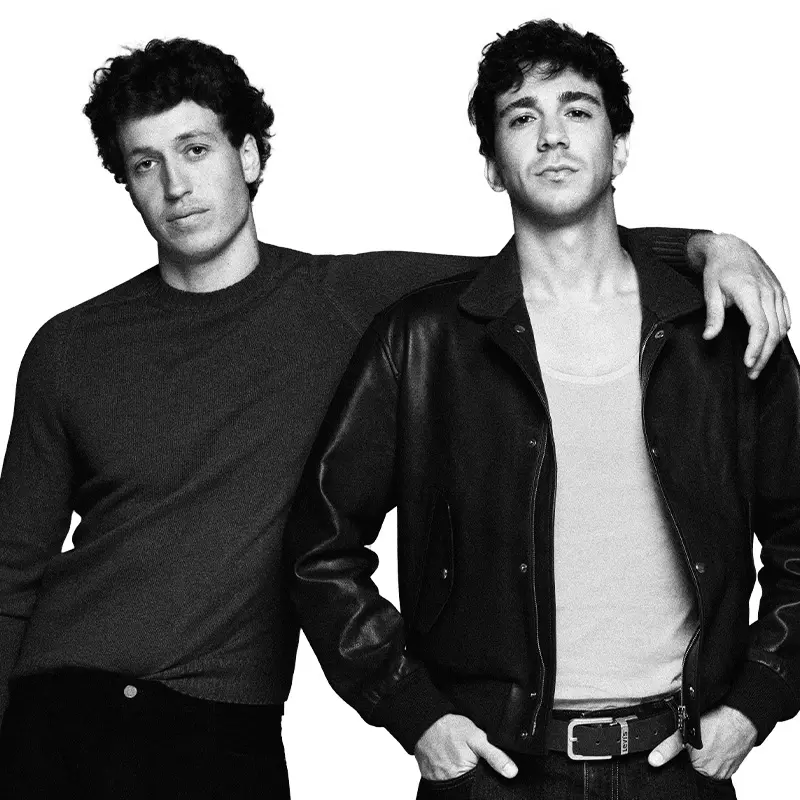 Àlex Boisset, a la izquierda, y Adrià Cruz, a la derecha, en blanco y negro, en la foto de la lista Forbes 30 Under 30 España 2024.