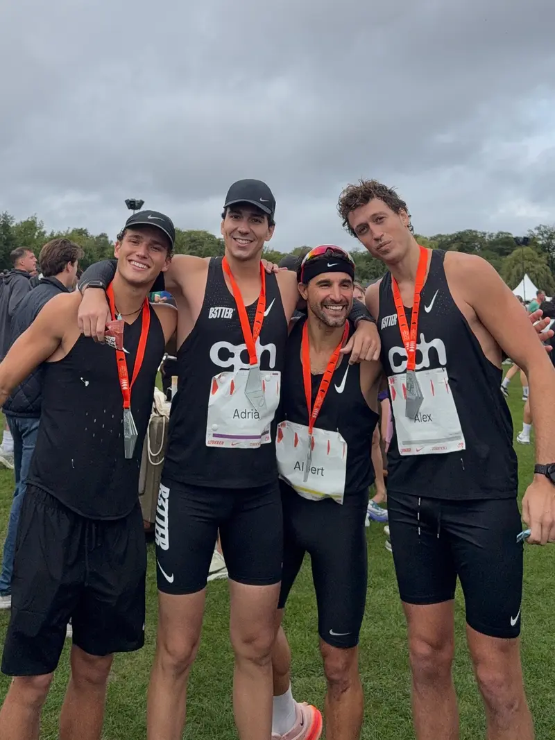 Cuatro corredores con camisetas de B3TTER y medallas al cuello; uno lleva un dorsal con las letras cph.